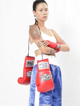 Tattooed MILF boxer with small tits Dana Vespoli peels sportswear to pose nude