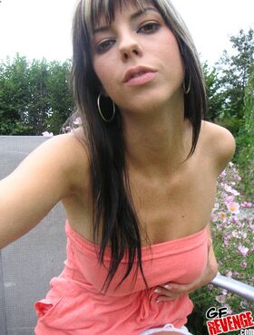Foxy amateur with nice jugs gets rid of her clothes outdoor