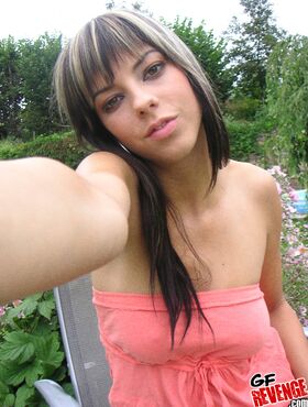 Foxy amateur with nice jugs gets rid of her clothes outdoor