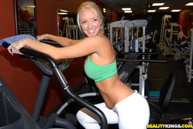 Insanely hot blonde exposing her perfect fucking body in the gym
