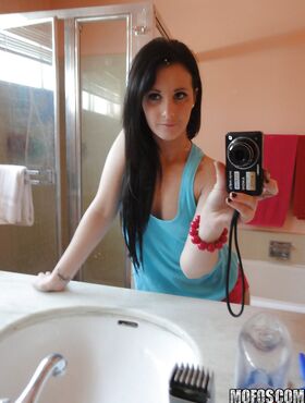 Saucy teenage amateur stripping and picturing herself in the bath