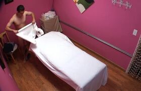 Massage that Asian milf Baylee does predictably ends with nice handjob