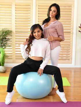 Huge boobed Colombian yoga instructor Ariella Ferrera fucks young Elle Voneva
