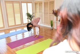 Huge boobed Colombian yoga instructor Ariella Ferrera fucks young Elle Voneva