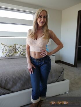 MILF Brandi Love takes off her bra, shows her big tits and ass in the bed