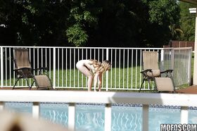 Sexy MILF Daisy Chainz captured in the nude beside pool after bikini removal
