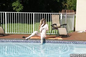 Sexy MILF Daisy Chainz captured in the nude beside pool after bikini removal