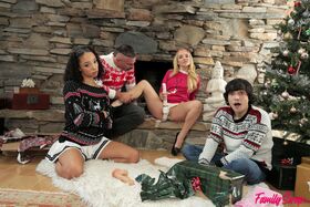 Teen girls Alexis Tae & Aaliyah Love have a 4some at Xmas with family members