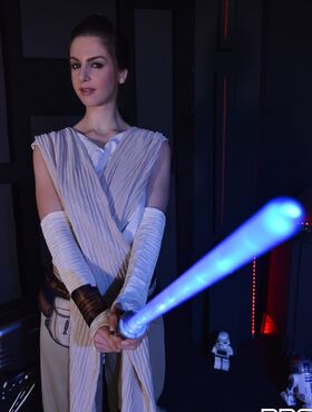 Female Jedi warrior Stella Cox finds free time to touch her wet peach