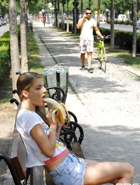 Blonde girl eats a banana in public before blowing her boyfriend at home