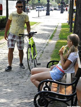 Blonde girl eats a banana in public before blowing her boyfriend at home