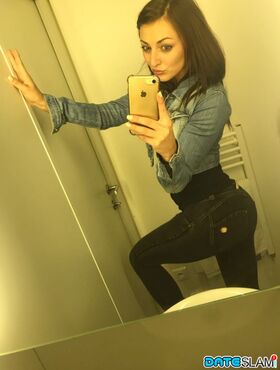 Hot solo girl takes mirror selfies to add to her dating profile