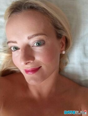 Blonde amateur Victoria takes a series of nude and non nude selfies