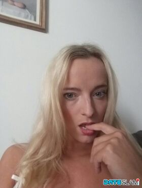 Blonde amateur Victoria takes a series of nude and non nude selfies