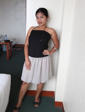 Amateur Filipina Che with Charm shows her cute natural titties in a hotel room