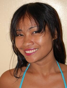 Filipina girl Wayana dildos her asshole after sucking cock in her bikini