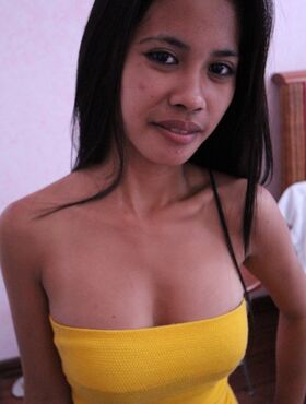 Petite Filipina spinner Zulaica sucks cock & poses small naked body on the bed