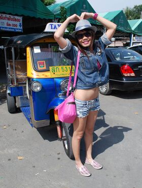 Thai chick meets American tourist and gets in bike taxi in amateur pics