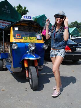 Thai chick meets American tourist and gets in bike taxi in amateur pics