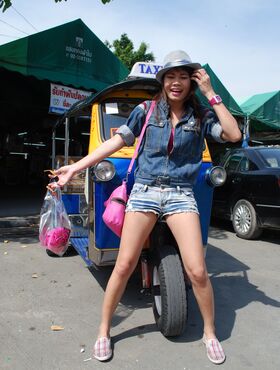 Thai chick meets American tourist and gets in bike taxi in amateur pics