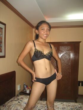 Filipina first timer undresses on her bed before giving a blowjob