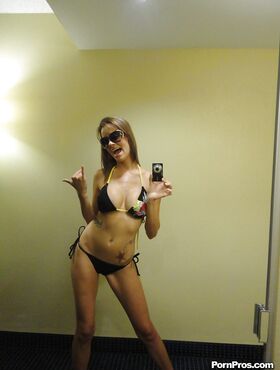 Sunglass wearing ex-gf Mandy Haze snapping selfies of her nice tits in mirror