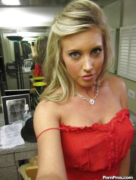 Samantha Saint with big boobs makes amateur shots of her naked body