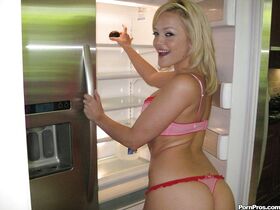 Slender blonde babe Alexis Texas takes part in sexy reality show