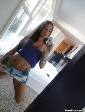Tatted solo girl Lizz Tayler taking selfies in mirror while removing clothes
