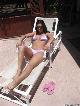 Young amateur babe Gracie Glam stripping naked by the pool