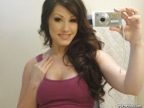 Glamorous young babe Jennifer White makes some self shots in a bathroom
