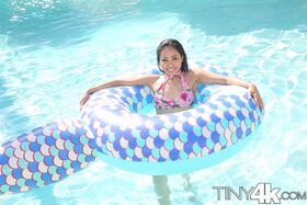 Asian chick Aurora Winters removes her swimsuit in the swimming pool