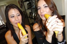 Teen lesbians Missi Daniels and Jenna Rose taking naughty selfies