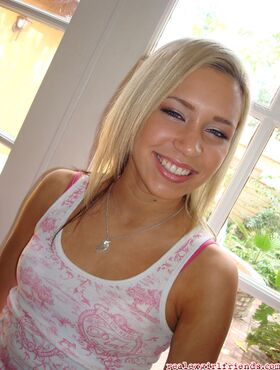 Amateur girlfriend Kacey Jordan gets naked to show her youthful body