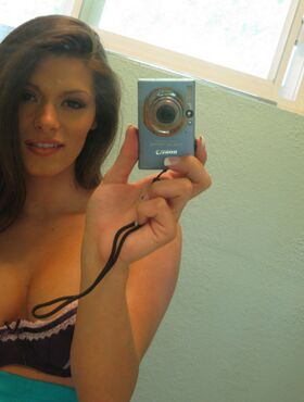 Amateur babe with big melons Madelyn Marie takes pictures of herself