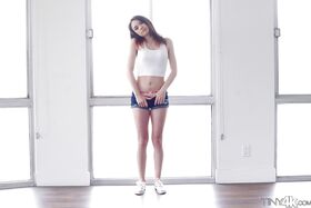 Teen beauty Rhaya Shyne loosing her tight ass from denim shorts