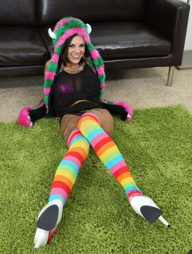 Inked prostitute Bonnie Rotten masturbates to orgasm in her colorful stockings