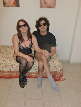 Chubby Italian amateur couple fucks and sucks and face sits wearing shades