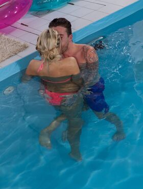 Czech blonde Bianca Ferrero has passionate sex with new lover in the pool