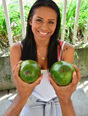 Amateur Latina Indira Uma stops at the local fruit market to buy some goods