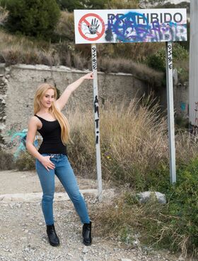 Blonde slutty Helena Valentine strips her tight jeans & gets banged outdoors