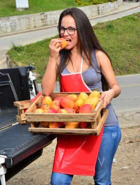 Sexy Colombian girl selling fruit goes home and undresses showing nice butt