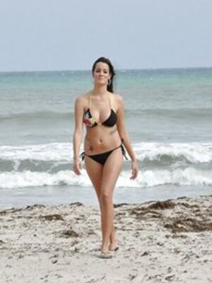 I Know That Girl - Voluptuous amateur brunette Mandy Haze stripping off her bikini
