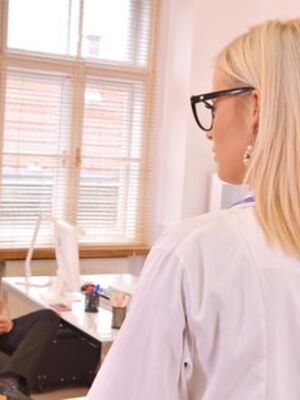 DDF Network - Striking blonde doctor Ria Sunn gives her patient the office handjob treatment