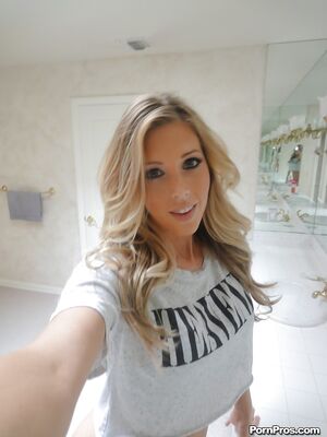 Real Exgirlfriends - Young blonde Samantha Saint taking nude selfies in the bathroom
