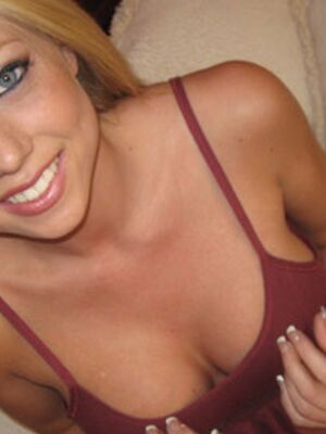 Real Exgirlfriends - Amateur girlfriend Shawna Lenee teasing her huge hot boobs