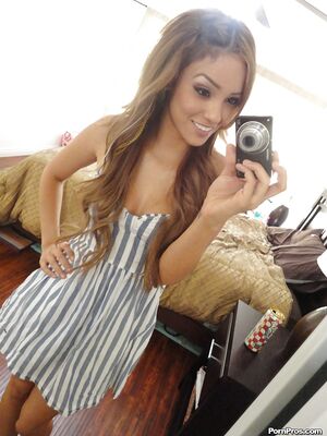 Real Exgirlfriends - Latina ex-girlfriend Melanie Rios taking topless selfies in mirror