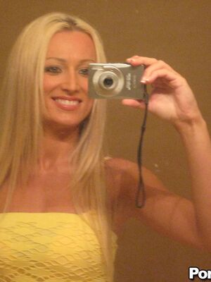 Real Exgirlfriends - Blonde amateur Diana Doll gets naked for bathroom selfies