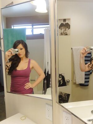 Real Exgirlfriends - Glamorous young babe Jennifer White makes some self shots in a bathroom