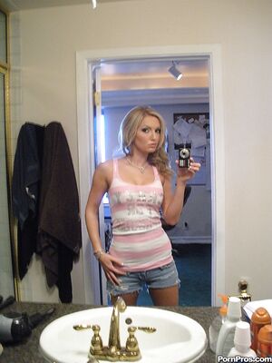Real Exgirlfriends - Blonde girlfriend Taylor Tilden taking nude selfies of her phat ass in mirror